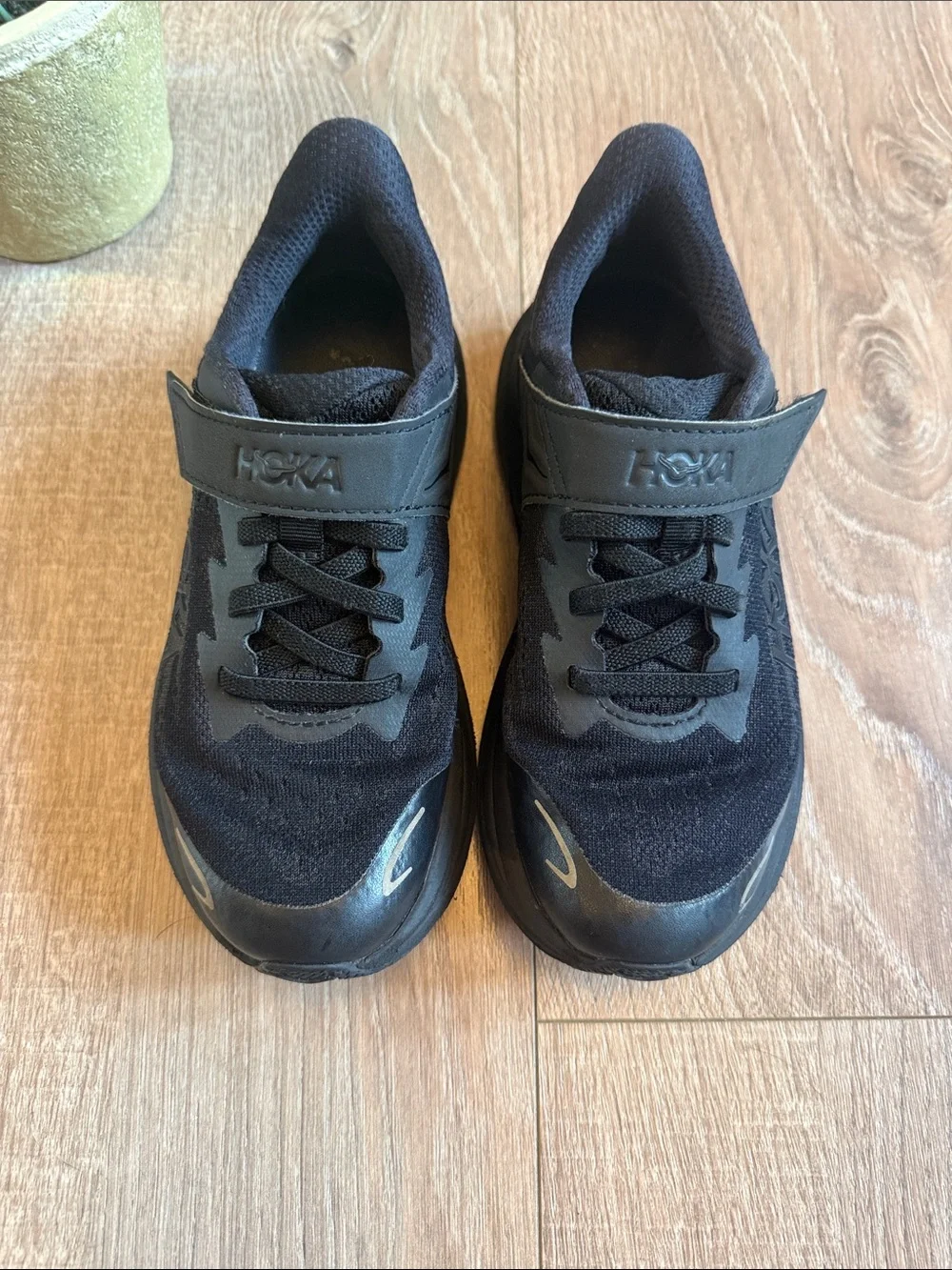 HOKA CLIFTON 10 BLACK TODDLER SNEAKERS WITH VELCRO SIZE 13.5 EUC